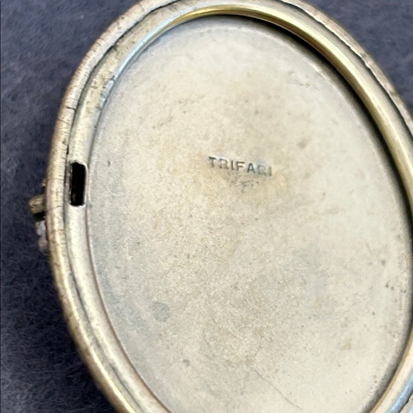 Vintage Crown Trifari cobalt blue locket brooch - Picture 7 of 8